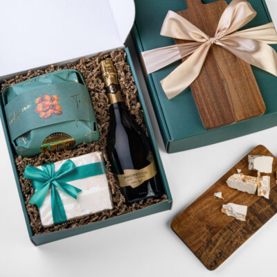 Cesto natalizio in box Evergreen con panettone, torrone, prosecco e tagliere