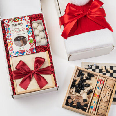 Box Santa Squad con dolci artigianali, cappello natalizio e giochi da tavolo
