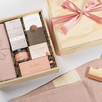Box Time To Relax con telo, prodotti per il corpo, dolci e confezione con fiocco rosa