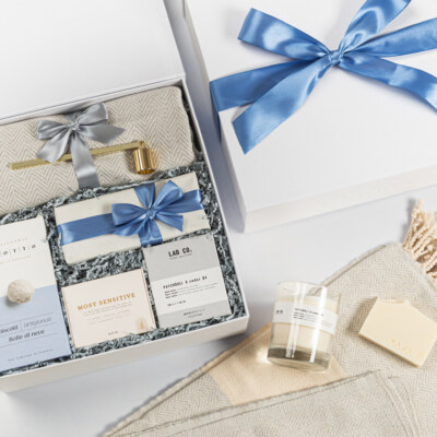 Gift box Wellness Room con prodotti skincare, asciugamano e confezione azzurra